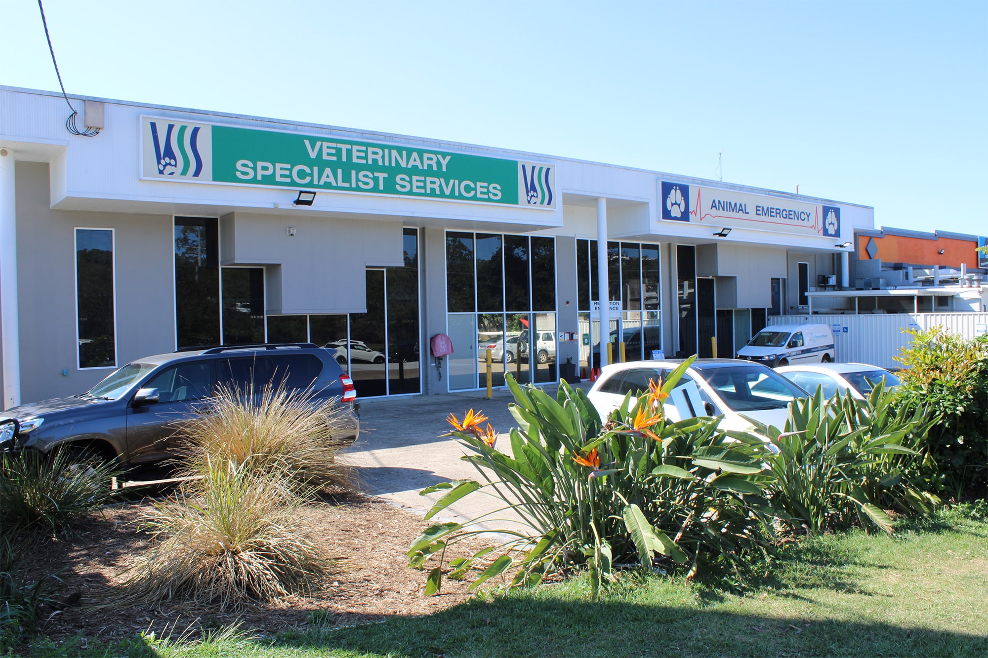 Outside view of small animal specialist hospital, Animal Emergency Service Carrara